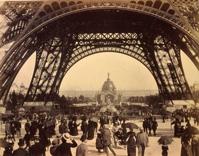 Guardando attraverso la base della Torre Eiffel, vista verso la Cupola Centrale, Esposizione di Parigi, 1889 da French Photographer